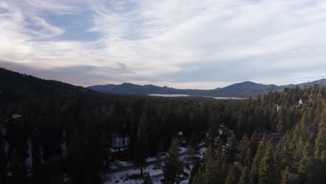 Amplia-Toma-Aérea-En-Ascenso-Del-Lago-Big-Bear-Durante-El-Invierno-En-El-Sur-De-California.