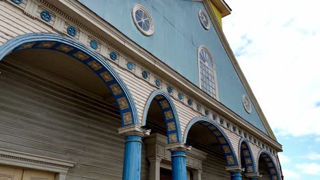 Schwenkansicht-Der-Blauen-Und-Gelben-Kirche-Unserer-Lieben-Frau-Vom-Rosenkranz,-Insel-Chonchi,-Chile