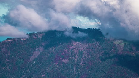 Zeitrafferwolken-Wirbeln-Und-Bilden-Sich-über-Einer-Hügelkuppe