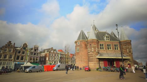De-Waag-Nieuwmarkt-Amsterdam-Außenansicht-Eines-Historischen-Gebäudes-Gimbal-Forward-Dolly