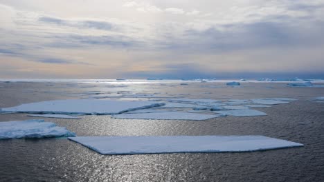 Icebergs-Y-Hielo-Marino-En-El-Reflejo-Del-Sol-En-La-Antártida.