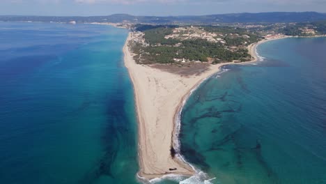 Luftaufnahme-Von-Oben-Auf-Die-Meereswellen,-Die-Auf-Den-Sandstrand-Von-Posidi-Mit-Kristallklarem-Wasser-Und-Sandiger-Küste-In-Griechenland-Treffen
