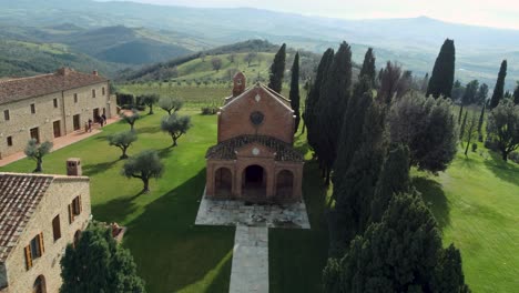 Luftaufnahme-über-Einem-Wunderschönen-Italienischen-Dorf-In-Der-Toskana-Mit-Kirche-Und-Zypressen