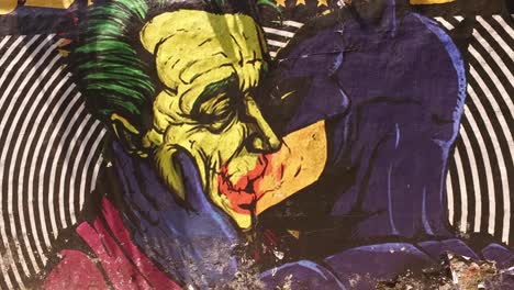 Batman-Küsst-Joker-Graffiti,-LGBT-inspirierte-Straßenkunst,-Sao-Paulo,-Brasilien,-Nahaufnahme,-Neigung-Nach-Unten