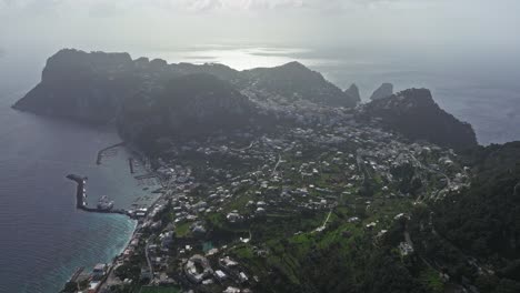 Luftaufnahme-Der-Insel-Capri-In-Italien,-Die-Die-Atemberaubende-Landschaft-Und-Die-Küstenstadt-Bei-Tageslicht-Zeigt