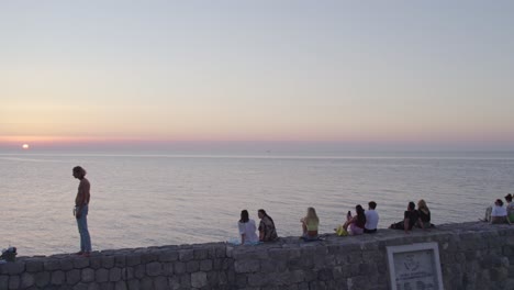 Luftaufnahme-Der-Mittelalterlichen-Stadt-Cefalu-Im-Sommer-Bei-Sonnenuntergang,-Sizilien,-Italien