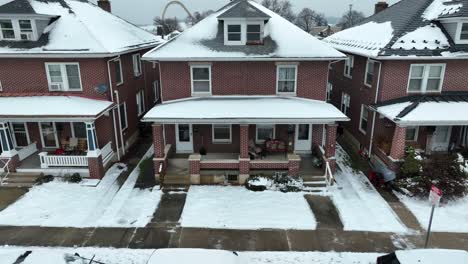 Amerikanische-Vorstadthäuser-Im-Winter-Mit-Schnee-Bedeckt