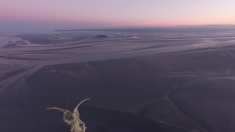 Statue-Des-Heiligen-Michael-Auf-Der-Spitze-Des-Abteiturms-Mont-Saint-Michel-Mit-Bucht-Im-Hintergrund-Bei-Sonnenuntergang