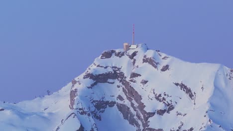 Erleben-Sie-Den-Majestätischen-Sonnenaufgang-über-Der-Silhouette-Einer-Schneebedeckten-Bergkette-Aus-Dieser-Faszinierenden-Drohnenperspektive