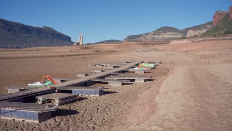 Edificios-Antiguos-Que-Emergen-De-Un-Pantano-Vacío-Debido-A-Los-Problemas-De-Extrema-Sequedad-Y-Falta-De-Lluvia.