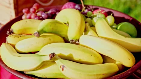 Un-Gran-Frutero-De-Madera-Lleno-De-Plátanos-Amarillos