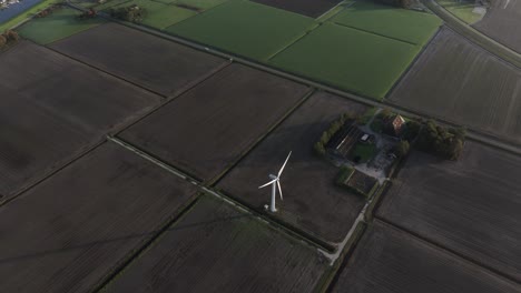 Vista-Aérea-De-Tierras-De-Cultivo-Y-Campos-Durante-Una-Mañana-Brumosa,-Workum,-Países-Bajos
