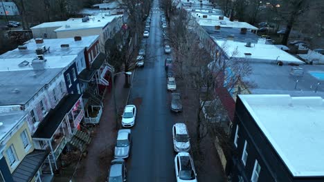 Estacionar-Autos-En-Una-Carretera-Estrecha-Y-Recta-En-Una-Densa-Población-Estadounidense-Al-Atardecer