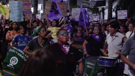 Los-Tamborileros-Tocan-En-La-Protesta-Y-Marcha-Por-Los-Derechos-Humanos-Del-Día-De-La-Mujer-En-Bolivia