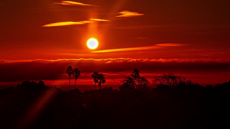 Timelapse-Del-Amanecer-Rojo-Brillante-Sobre-El-Mirador-De-Kenneth-Hahn-En-Los-Ángeles,-California,-Estados-Unidos