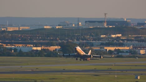 Boeing-Flugzeuge-Starten-Bei-Sonnenuntergang-Von-Der-Landebahn-Des-Toronto-Pearson-Airport