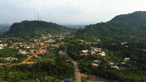 Vista-Aérea-Hacia-Atrás-Sobre-El-Paisaje-Urbano-De-Ebolowa-Es-La-Capital-Del-Sur-De-Camerún