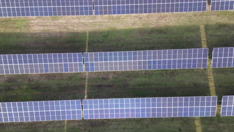Granja-Solar-Panel-Solar-Energía-Verde-Día-Soleado-Pluma-Aérea-ángulo-Alto