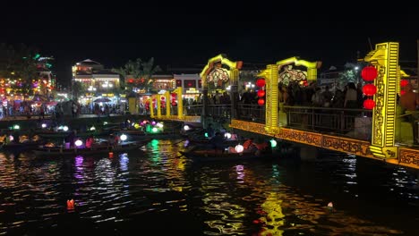 Hoi-An,-Vietnam---Die-Goldene-Brücke-Von-Hoi-An-Mit-Laternen-Und-Laternenbooten-Entlang-Des-Flusses-Thu-Bon-Mit-Dem-Nachtmarkt-Von-Hoi-An