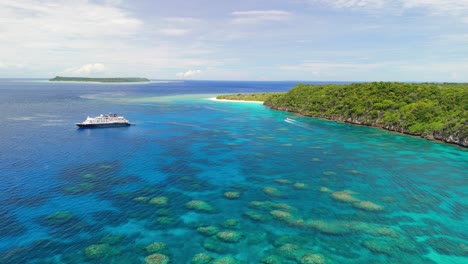 Filmischer-Drohnenflug-über-Korallenriff-Mit-Kreuzfahrtschiff-Vor-Anker-In-Fidschi