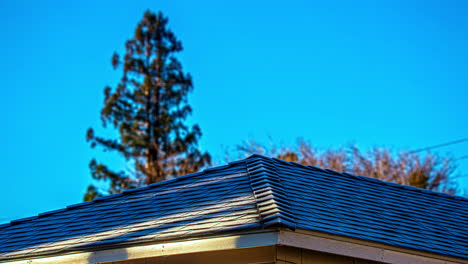 Nahaufnahme-Eines-Daches-Mit-Autoscheinwerfern,-Die-Auf-Das-Dach-Strahlen-Und-Schatten-Werfen