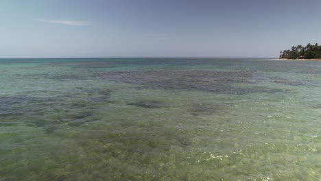 Vorbeiflug-Am-Tropischen-Strand-Von-Las-Terrenas-Mit-Kristallklarem-Wasser,-Dominikanische-Republik