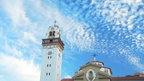 Torre-De-La-Iglesia-Candelaria-Contra-El-Cielo-Azul,-Vista-De-Lapso-De-Tiempo