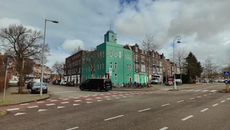 Amsterdam-Noord-Meeuwlaan-Straßenecke-Mit-Touristen-Und-Der-Moschee-El-Mouhssininne
