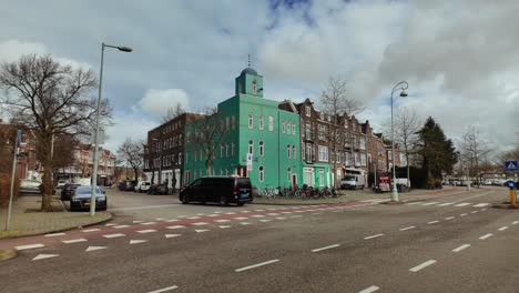 Amsterdam-Noord-Meeuwlaan-Esquina-De-La-Calle-Con-Turistas-Y-La-Mezquita-El-Mouhssininne