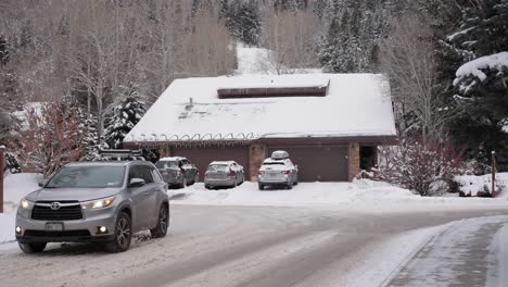 Camión-Circulando-Por-Una-Carretera-Helada-Frente-Al-Edificio-En-Un-Frío-Día-De-Invierno,-Cámara-Lenta