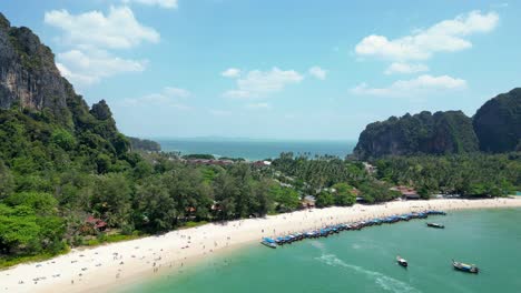 Rocas-Del-Acantilado-En-La-Playa-De-Railay-Krabi-Tailandia