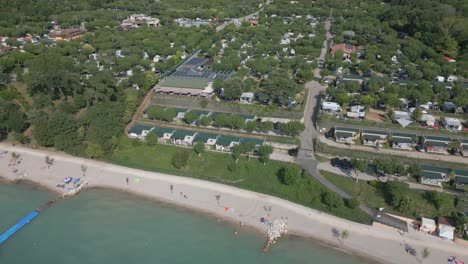 Toma-Aérea-Del-Mirador-De-Camping-En-La-Orilla-Del-Lago-De-Garda,-Italia