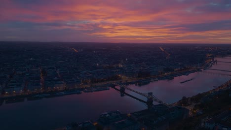 Atemberaubender-Drohnenflug-über-Der-Beeindruckenden-Stadt-Budapest-Im-Morgengrauen