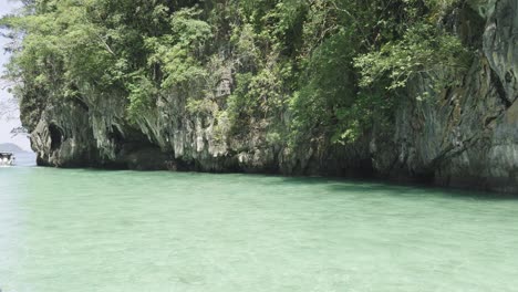 Steile-Kalkstein-Südlich-Von-Thailand-Schöne-Naturlandschaft-Klares-Meerwasser