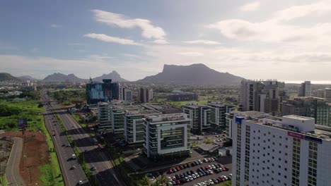 Ciberciudad-De-Ebene-En-Mauricio,-Edificios-Modernos-Con-Fondo-De-Montaña,-Día-Soleado,-Vista-Aérea