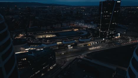 Modernes-Nivy-Einkaufszentrum-Und-Nivy-Tower-Mit-Bushaltestelle-Bei-Nacht