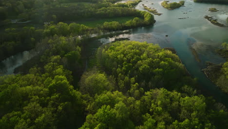 Sonnenuntergang-über-Dem-Lake-Sequoyah-Mit-üppigem-Grün-Und-Ruhigem-Wasser