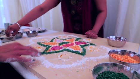 Erstellen-Sie-Farbenfrohes-Rangoli-Mit-Hellen-Reiskörnern