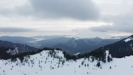 Schneebedeckte-Ciucas-Berge-Mit-Bewölktem-Himmel,-Luftaufnahme