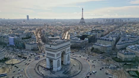 Arco-Triunfal-O-Arco-De-Triunfo-Con-La-Tour-Eiffel-En-El-Fondo,-El-Paisaje-Urbano-De-París,-Francia