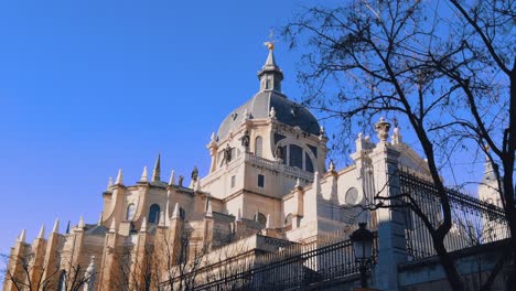 Catedral-De-La-Almudena,-Riesige-Kirche-Im-Stadtzentrum-Von-Madrid,-Katholisches-Denkmal-Am-Blauen-Himmel-Tagsüber