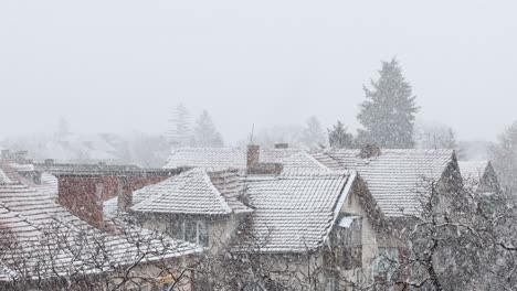 Starker-Schneefall-Auf-Den-Dächern-Der-Roten-Häuser-In-Einem-Vorort-Von-Sofia,-Bulgarien