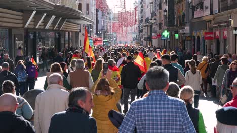 Los-Manifestantes-Se-Reúnen-Durante-Una-Manifestación-Contra-El-Partido-Socialista-Psoe-Después-De-Que-El-Primer-Ministro-Pedro-Sánchez-Aceptara-Conceder-Amnistía-A-Las-Personas-Involucradas-En-El-Intento-De-Ruptura-De-2017-En-Cataluña.