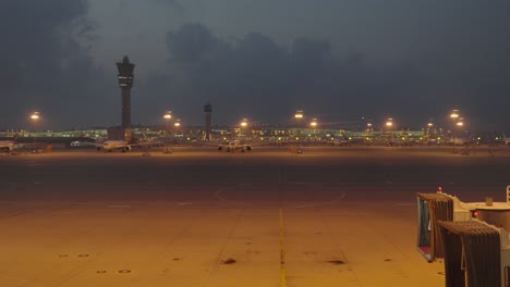 Lapso-De-Tiempo-De-Los-Aviones-Que-Salen-Para-Despegar-Por-La-Noche-En-El-Aeropuerto-De-Filipinas