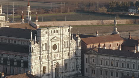 Toma-Aérea-De-La-Catedral-Certosa-Di-Pavía,-Un-Complejo-Monumental-Histórico-Que-Incluye-Un-Monasterio-Y-Un-Santuario.
