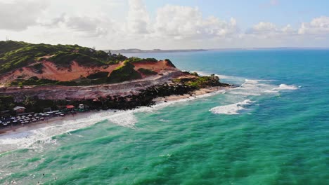 Aerial-Panning-Shot-Overlooking-the-Mirante-da-Praia-do-Amor-Coastline-in-Mexico