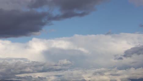 Nubes-Blancas-Cubren-El-Cielo-Azul,-Luego-Se-Oscurecen-Y-Se-Disipan