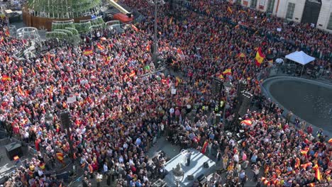 Un-Político-Habla-Frente-A-Los-Manifestantes-Reunidos-En-Una-Concurrida-Puerta-Del-Sol-Contra-El-PSOE-Después-De-Acordar-Conceder-Amnistía-A-Las-Personas-Involucradas-En-El-Intento-De-Ruptura-De-Cataluña.