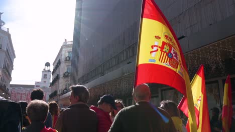 Demonstranten-Schwenken-Spanische-Flaggen,-Während-Sie-Sich-Während-Einer-Demonstration-Gegen-Die-Sozialistische-Partei-PSOE-Versammeln-Und-Sich-Bereit-Erklären,-Den-Am-Abspaltungsversuch-In-Katalonien-Im-Jahr-2017-Beteiligten-Personen-Amnestie-Zu-Gewähren.