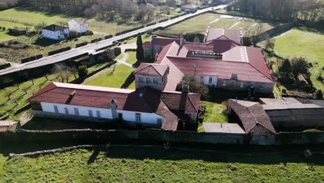 Drone-De-Izquierda-A-Derecha-Orbita-Alrededor-De-La-Azotea-Estableciendo-El-Monasterio-De-San-Salvador-De-Ferreira